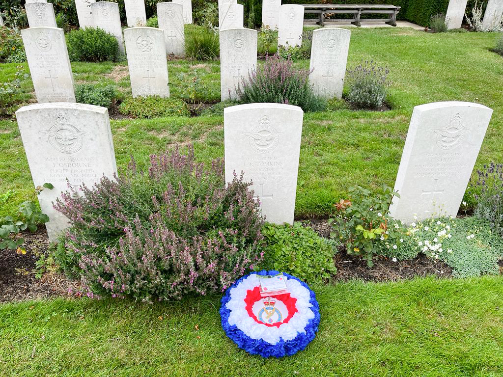 Photo showing the graves and gravestones of the crew of Lancaster SR-J